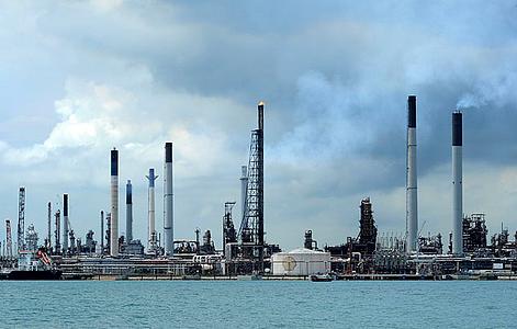 File:Shell petrochemicals Pulau Bukom.jpg