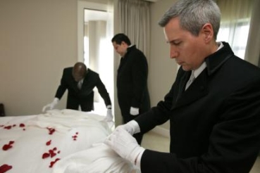 File:Richard McIntosh, Paul Mrus and Jeff Murray during their butler training at the Rosewood hotel.jpg