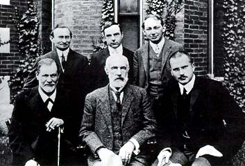 File:Hall Freud Jung in front of Clark 1909.jpg