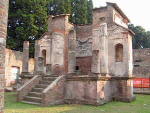 Temple of Isis at Pompeii, 2006.jpg