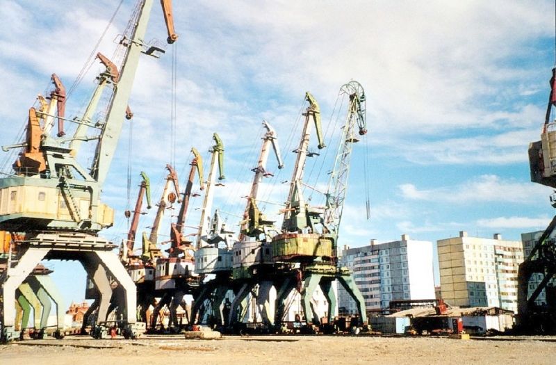 File:Industrial cranes in Dudinka, Russia.jpg