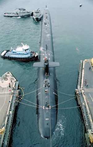 USS Alaska (SSBN 732) tying to wharf.jpg