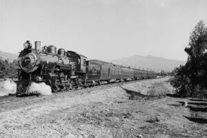 ATSF de-Luxe train early 1900s.jpg