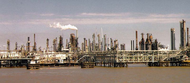 File:Refinery on Mississippi River.jpg