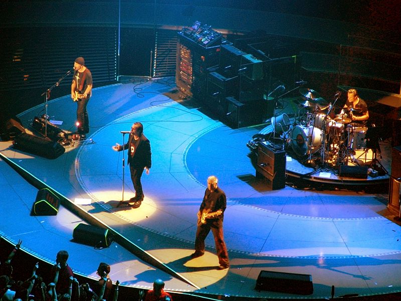 File:U2 Live in Toronto 2005 (3).jpg