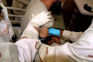Navy corpsman checks the vital signs of a captive on August 8 2007.jpg