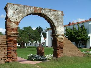 (CC) Photo: Larry Myhre A view through the courtyard arch at Mission San Luis Rey in March of 2005.