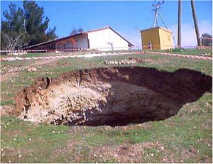 Mosul Dam sinkhole.jpg